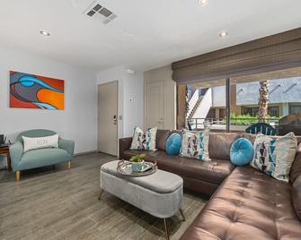 Relax @ Biarritz - Downtown Palm Springs - Pool, Hot Tub, Tennis, Mountain Views - Palm Springs - Living room
