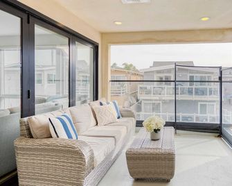 Velvet Sand I by Avantstay Steps to Newport Beach Private Rooftop w/ Outdoor Kitchen & Hot Tub! - Santa Ana - Ban công