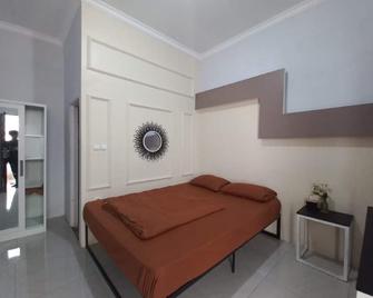 OYO 93962 Jm Guest House - Karawang - Bedroom