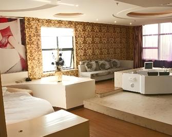 Taizhou Linhai Milan Fashion Hotel - Taizhou - Living room