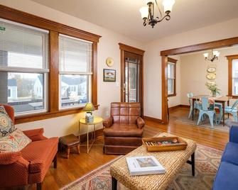 Whole House Sleeps 6 - Harrisonburg - Living room
