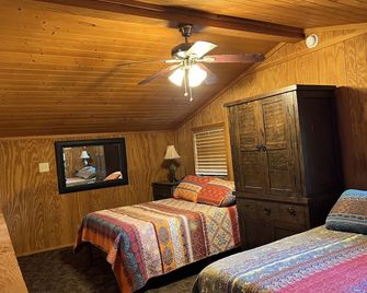 Nueces River Cabins-Pecan Cabin - Barksdale - Bedroom