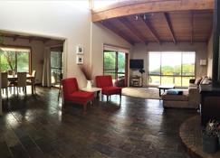Sandpiper Ocean Cottages - Bicheno - Living room