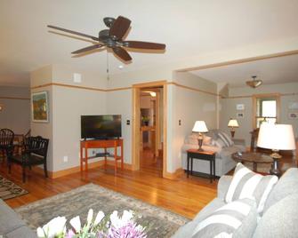 The Solitude Inn - The Grace & Comfort of Home - Walton - Living room