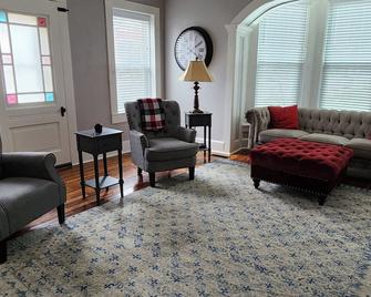 Historic Gem 1840's newly furnished brick house. - Nauvoo - Living room
