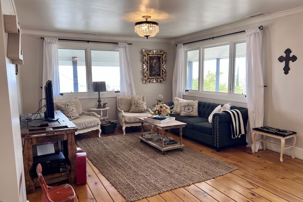 Living room view of Zamar House - Historic Home a walk away from downtown Jerome