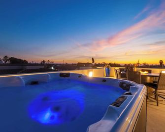 Sunset Serenity by Avantstay Rooftop w/ Hot Tub & Fire Pit, 3 Blocks to Beach! - Grover Beach - Pool