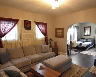 Bungalow in Bloom - French Lick - Living room