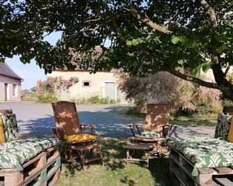 Gîte in Sarthe, 6 rooms12 pers. \'Les Vernets\', calm and country (35' to Le Mans) - Brûlon - Patio