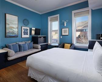 Independence Square 205, Stylish Hotel Room with AC, Great Location in Aspen - Aspen - Yatak Odası