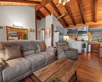 Cozy Log Cabin w/Hot Tub, Mountain Views+King Beds - Running Springs - Living room