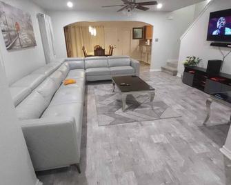 Beautiful 3 BR/ 2.5 BA with no backyard neighbors - Killeen - Living room