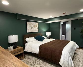 New 5 Bed Home With Game Room, Theater Room, Fire Pit, Only 3 Mins From The Ark! - Williamstown - Bedroom