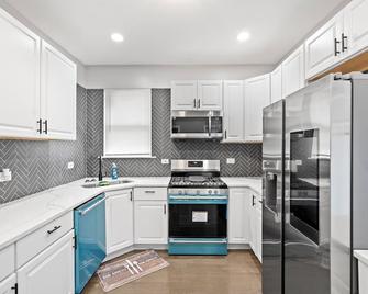 Modern Bungalow near the beach! 20 minutes to downtown! - Chicago - Kitchen