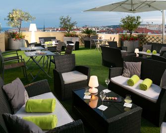 Best Western Hôtel Méditerranée Menton - Menton - Patio