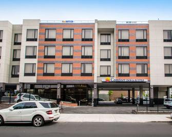 Comfort Inn & Suites near Stadium - Bronx - Building