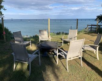 Best Cottage on the Beach in Lake Huron! - Carsonville - Patio