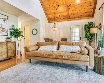 Walk to Reservoir Cicero Home with Furnished Deck! - Noblesville - Huiskamer