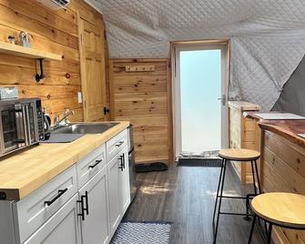 Cozy lakeside glamping dome with fireplace, AC and full bath. - Houlton - Kitchen