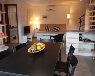 Apt 102 with Private Terrace and Barbecue - Garopaba - Essbereich