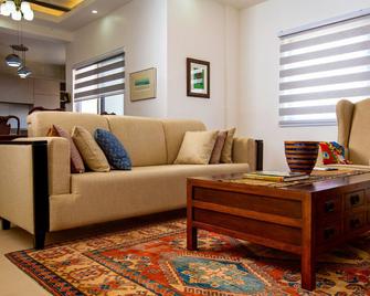 3-Bedroom Apartment in Tema - Chez Akwasi - Tema - Living room