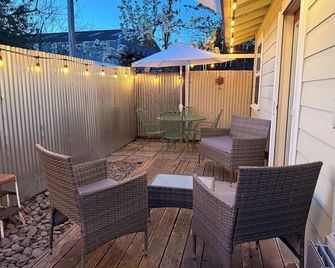 Visit our State Street Studio, in the heart of Mendocino County. - Willits - Terasa
