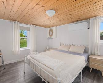 5 Minute Stroll to the Beach - 2 BR house in awesome Narragansett AC - Narragansett - Bedroom