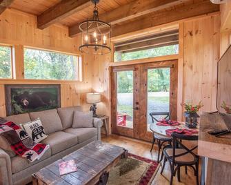 1 Mile to Downtown West Jefferson Camping Cabin #1 - West Jefferson - Huiskamer