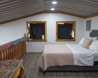 Walking distance to Bar-Z winery, beautiful view of canyon - Canyon - Bedroom