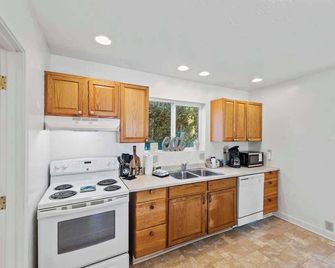 #stayinmydistrict Starfish Coastal Duplex - Port Orford - Cocina