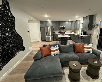 New Near Uni Modern Spotless Townhome - Cedar Falls - Huiskamer