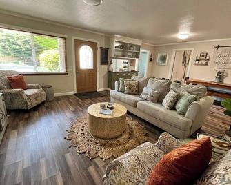 5 minutes from Beaches and the Redwoods - McKinleyville - Sala de estar