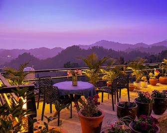 The Bougainvillea Retreat - A Luxury Private Pool Villa in Dehradun - Dehradun - Balkón