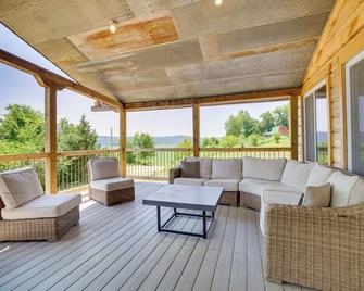 New Albin Vacation Rental with Fire Pit and Views! - New Albin - Balcón