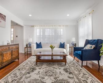 Modern Oasis Near Washington DC - Silver Spring - Living room