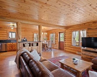 Rustic Retreat - 3 Resorts within 15 Miles - Fraser - Living room