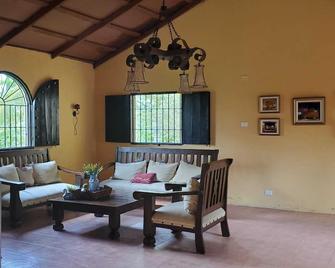 A Nice Spanish Ranch 5 Minutes From Sanate River And 45 Minutes From Punta Cana - Higüey - Pokój dzienny