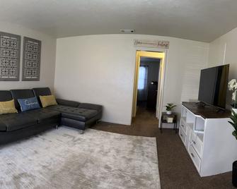 Centrally Located near Hospital - Modesto - Living room