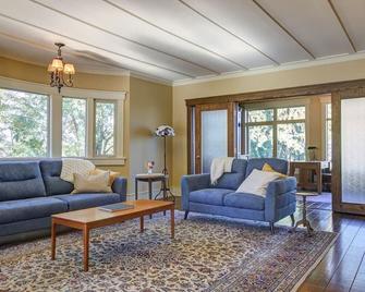 Fresh Valley Farms Guesthouse - Armstrong - Living room