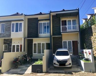 Homestay Mama Yani - Malang - Building