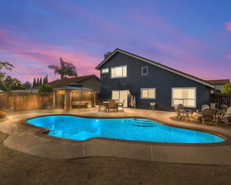 Napa Valley Home With A Hot Tub & Pool! Sleeps 12! Pets Welcome! - American Canyon - Pool