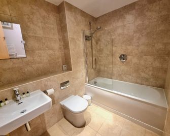 The Beach House & Porth Sands Apartments - Newquay - Bathroom