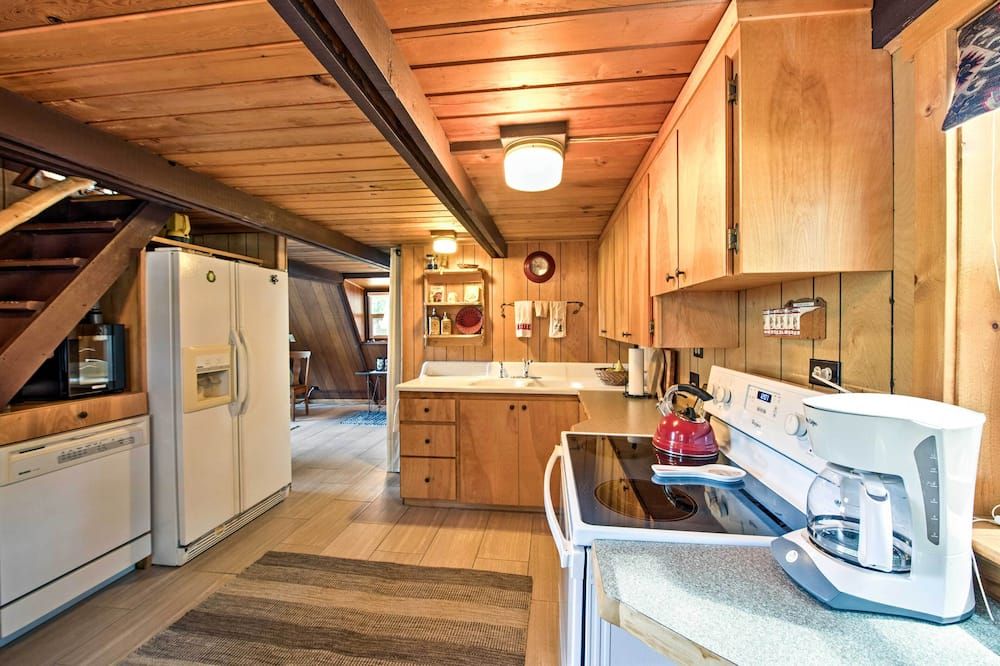 Serene Washington Escape w/ Deck & Mountain Views! - Packwood - Cocina
