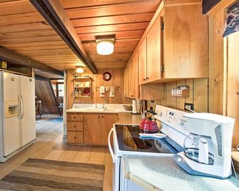 Serene Washington Escape w/ Deck & Mountain Views! - Packwood - Cocina