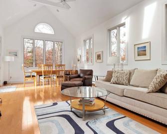 Contemporary Hampton Bays home on one acre of manicured lawn, private pool,... - Hampton Bays - Salon
