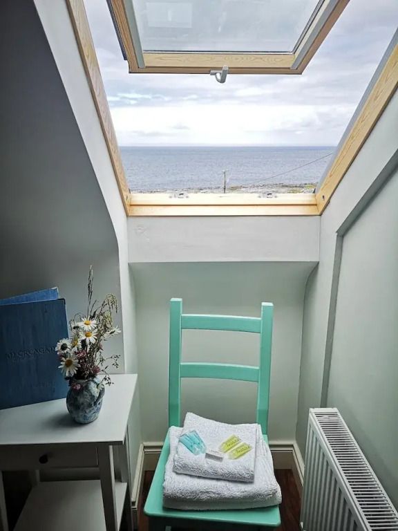 آن كرياجان بد آند بريكفاست - Inisheer