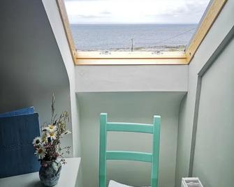 آن كرياجان بد آند بريكفاست - Inisheer