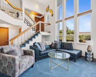 Blue Vista House: 3 Bedroom, 3 bathroom home with ocean views, decks, WIFI - Tillamook - Obývací pokoj
