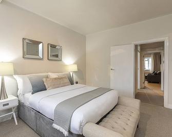 Imperial Suite in Swiss Cottage - London - Bedroom