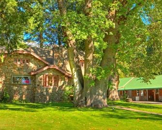 Strawberry Valley Inn - Mount Shasta - Outdoor view